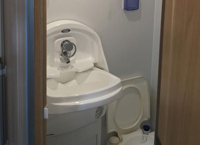 依维柯房车自行式C型房车内部卫生间结构