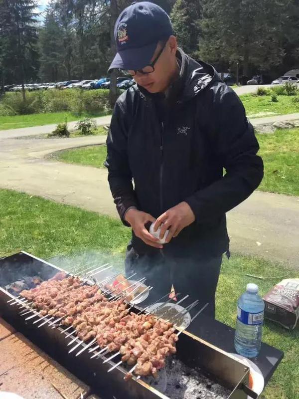 房车露营新玩法让你在野外也可以烧烤火锅