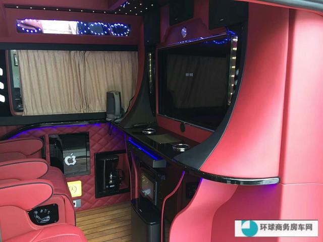 奔驰威霆商务车 只为高贵驾驭 不因它多么奢华 只因你的尊贵