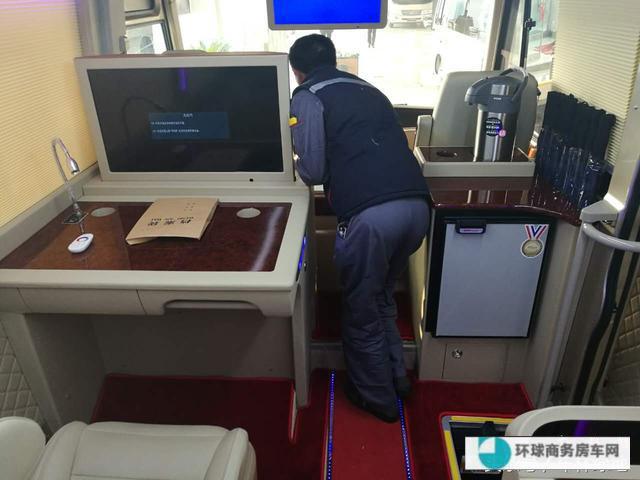 专用商务车哪款更好？丰田考斯特VS国产宇通T7