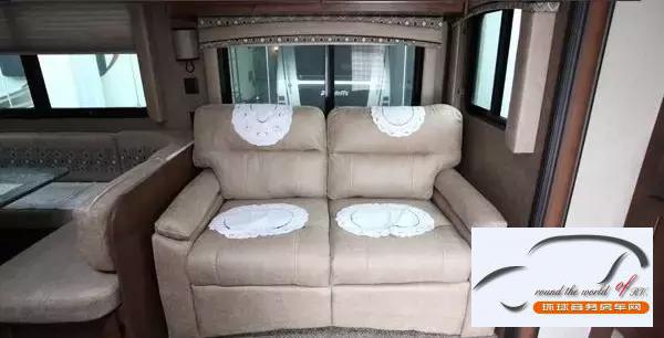 实拍带有美式风格的 杰克公园拖挂房车