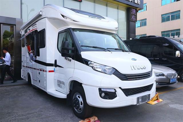 实拍18款进口依维柯小顶房车 展厅现车优惠