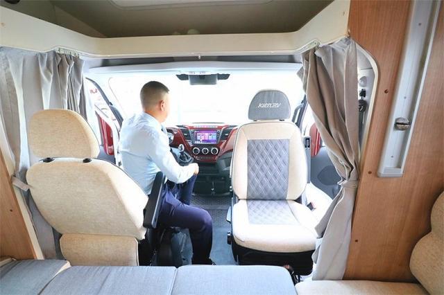 实拍18款进口依维柯小顶房车 展厅现车优惠