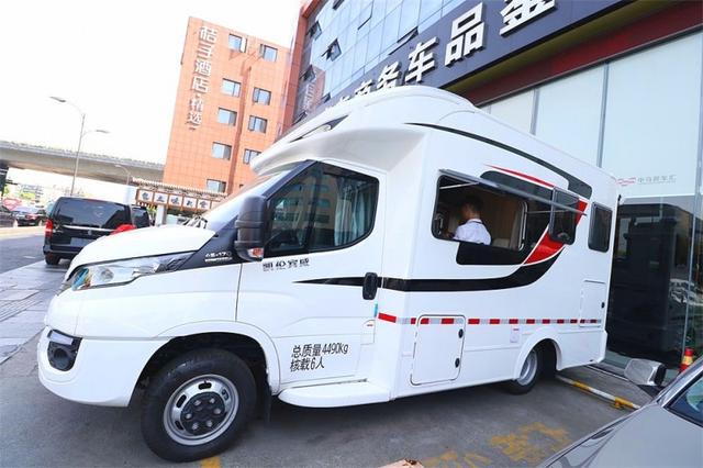 实拍18款进口依维柯小顶房车 展厅现车优惠